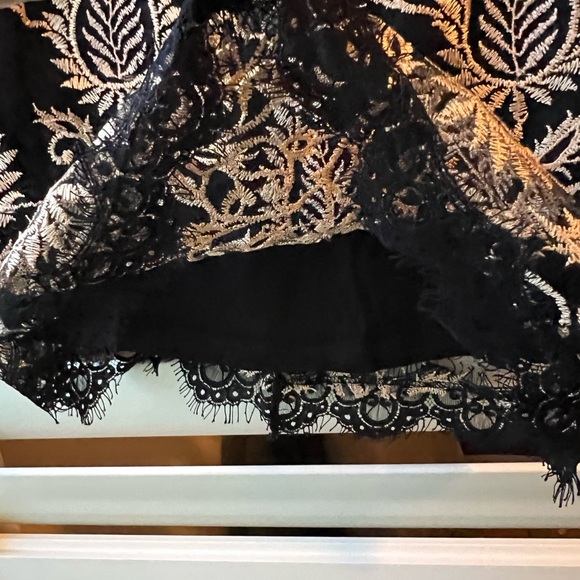 Samantha Dru - S - Black & Gold Lined Top - - Picture 3 of 7